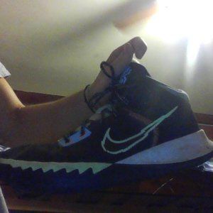 Size 11 kyrie flytrap 4